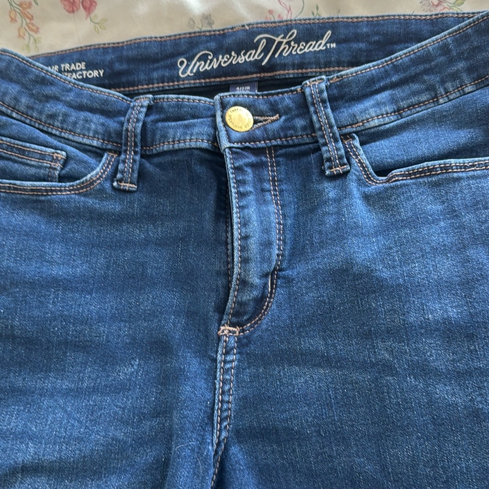 Universal Threads size 4. 27. R. High rise skinny Excellent condition